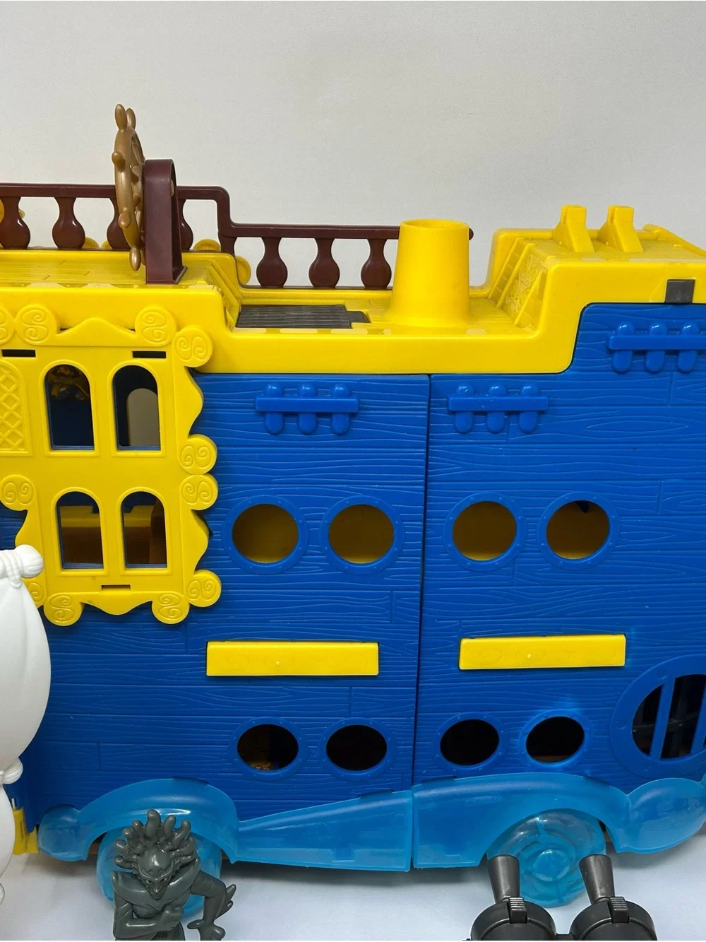 Disney Jake & the Neverland Pirates Colossus ship and accessories